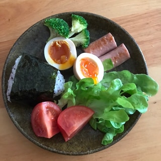 ゆかり海苔巻きおむすびと煮卵の朝ごはん